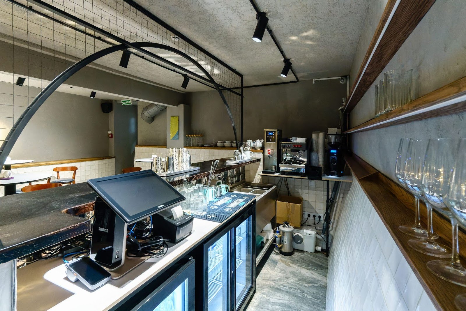 Рюмочная “Весна” “под ключ”: проектирование, оборудование, посуда и монтаж