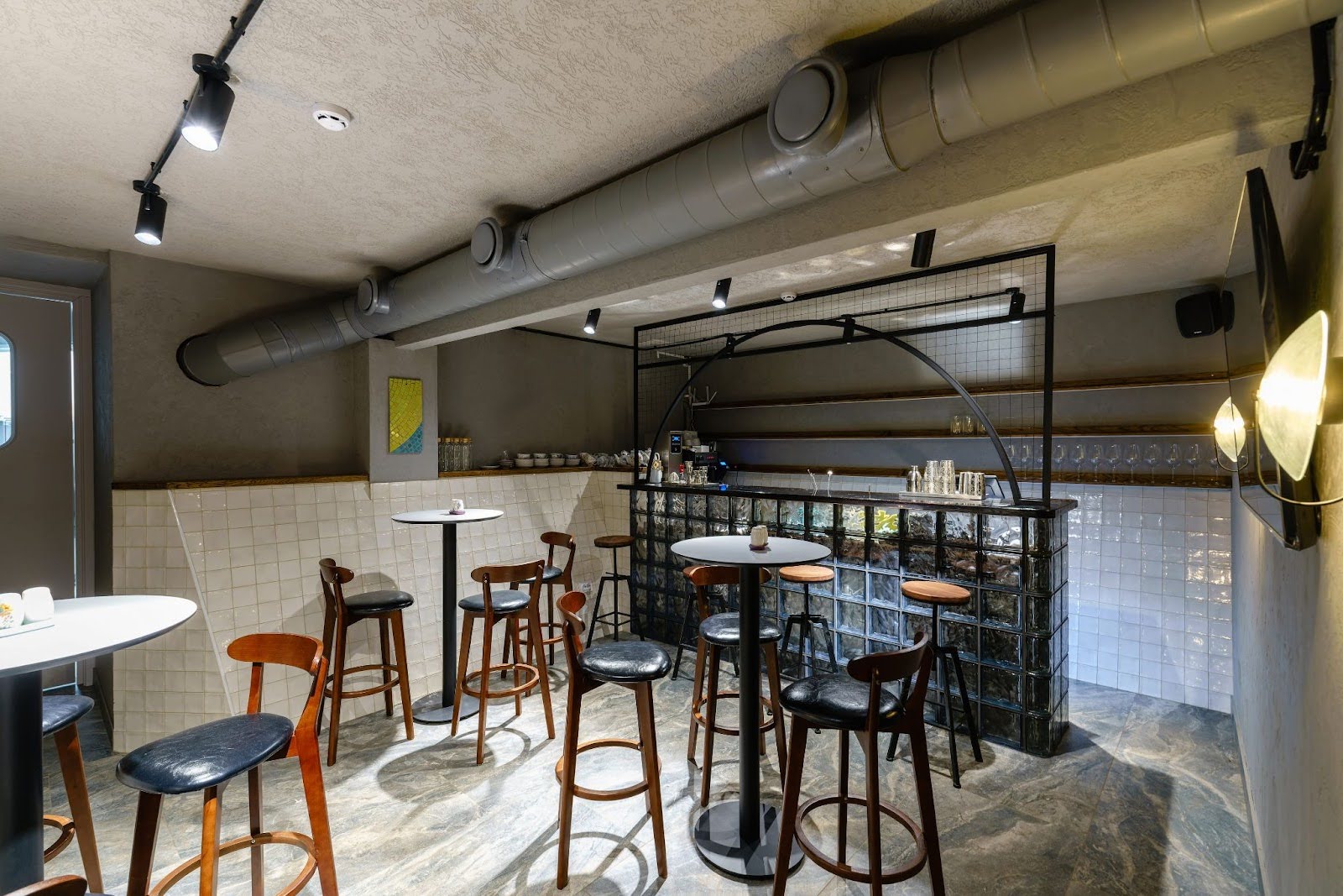 Рюмочная “Весна” “под ключ”: проектирование, оборудование, посуда и монтаж