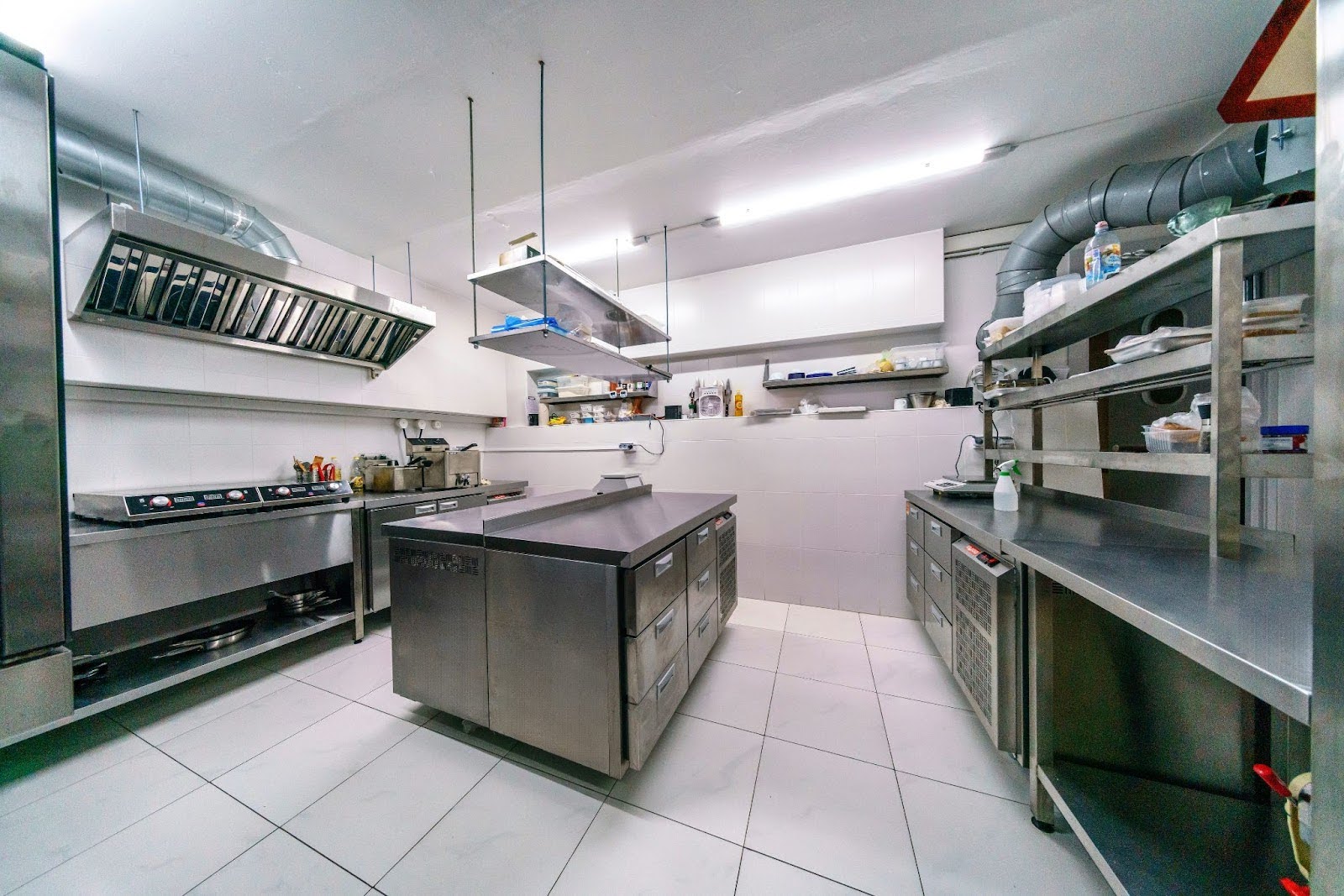 Рюмочная “Весна” “под ключ”: проектирование, оборудование, посуда и монтаж