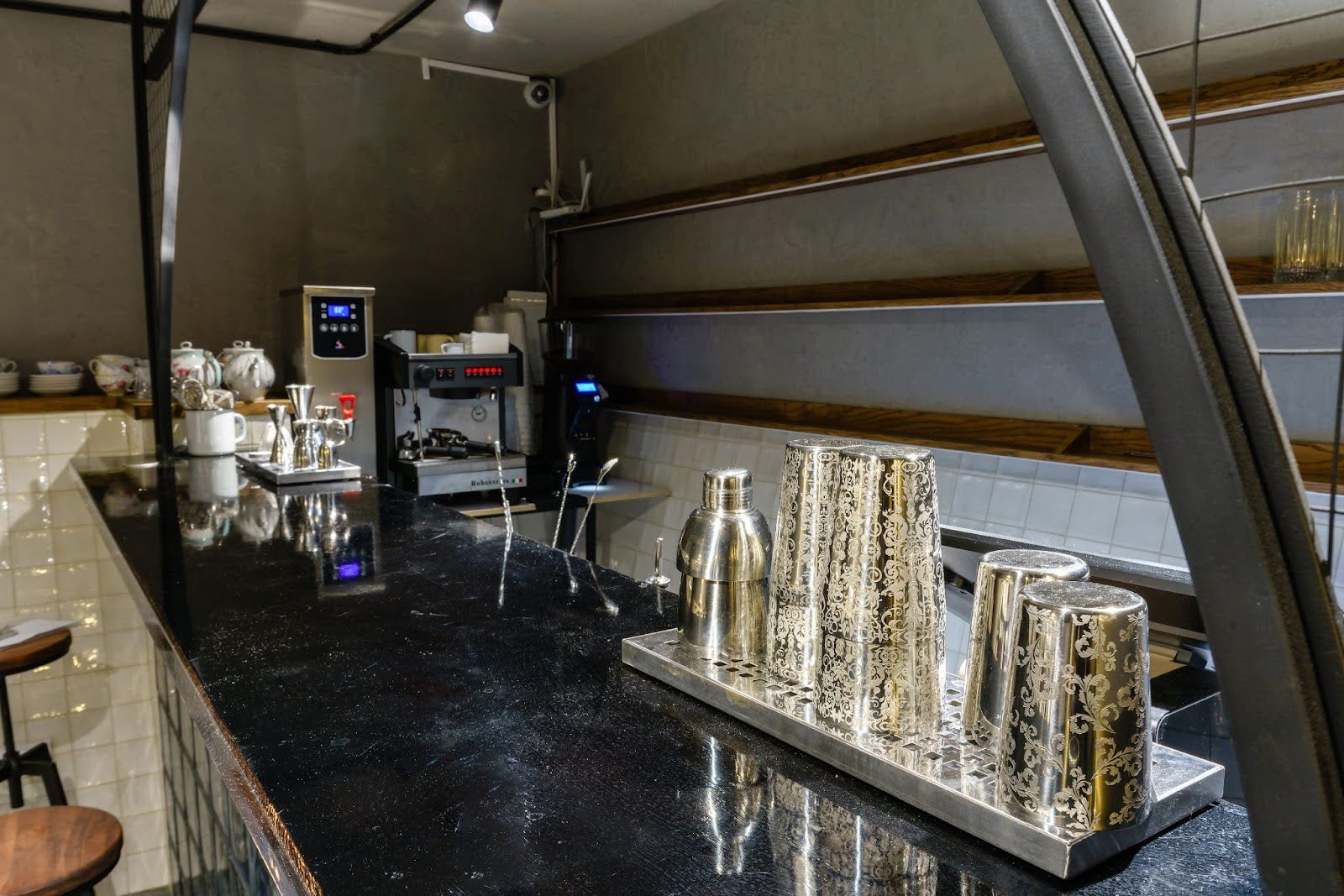 Рюмочная “Весна” “под ключ”: проектирование, оборудование, посуда и монтаж