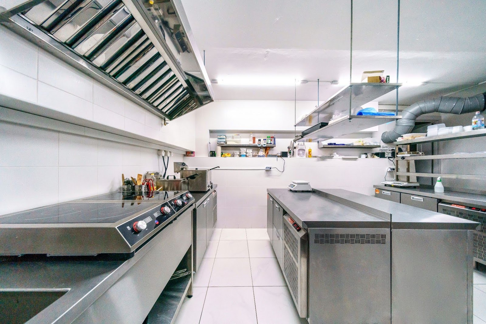 Рюмочная “Весна” “под ключ”: проектирование, оборудование, посуда и монтаж