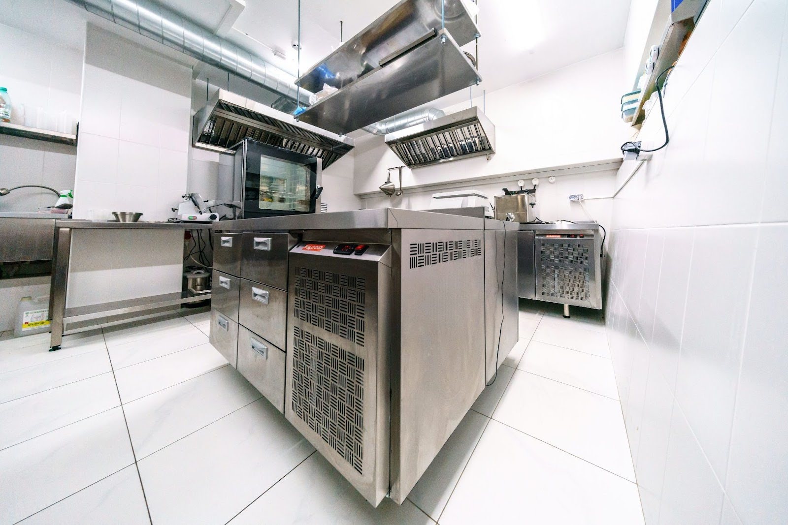 Рюмочная “Весна” “под ключ”: проектирование, оборудование, посуда и монтаж