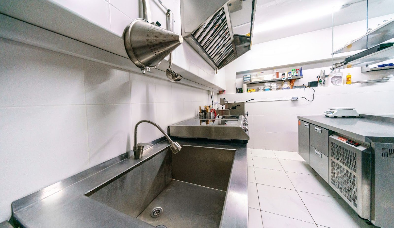 Рюмочная “Весна” “под ключ”: проектирование, оборудование, посуда и монтаж